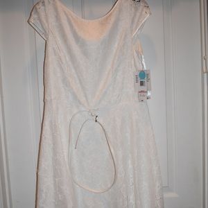 White short sleeve lace dress